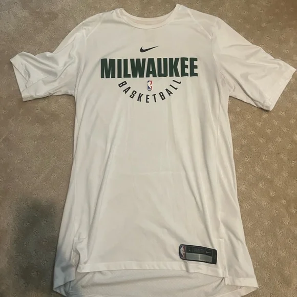 Milwaukee NBA Team issued tee large Tall - Picture 1 of 4